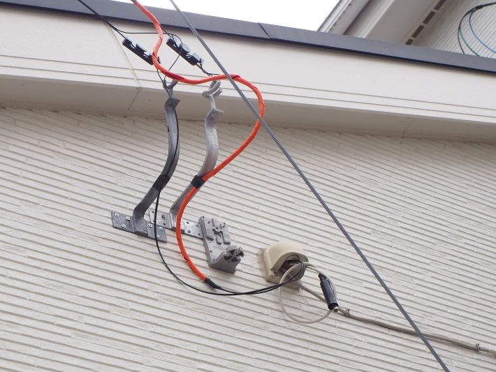 最寄りの電柱から建物内に光ファイバーケーブルを引き込む