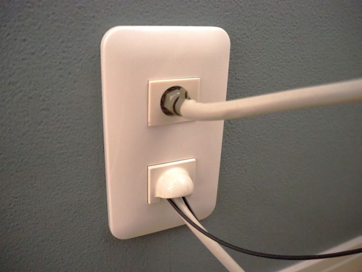 インターネットを利用する部屋までケーブルを引き込む