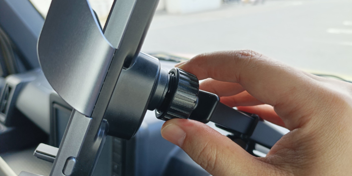 端末本体を取り付ける