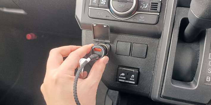 電源を接続する